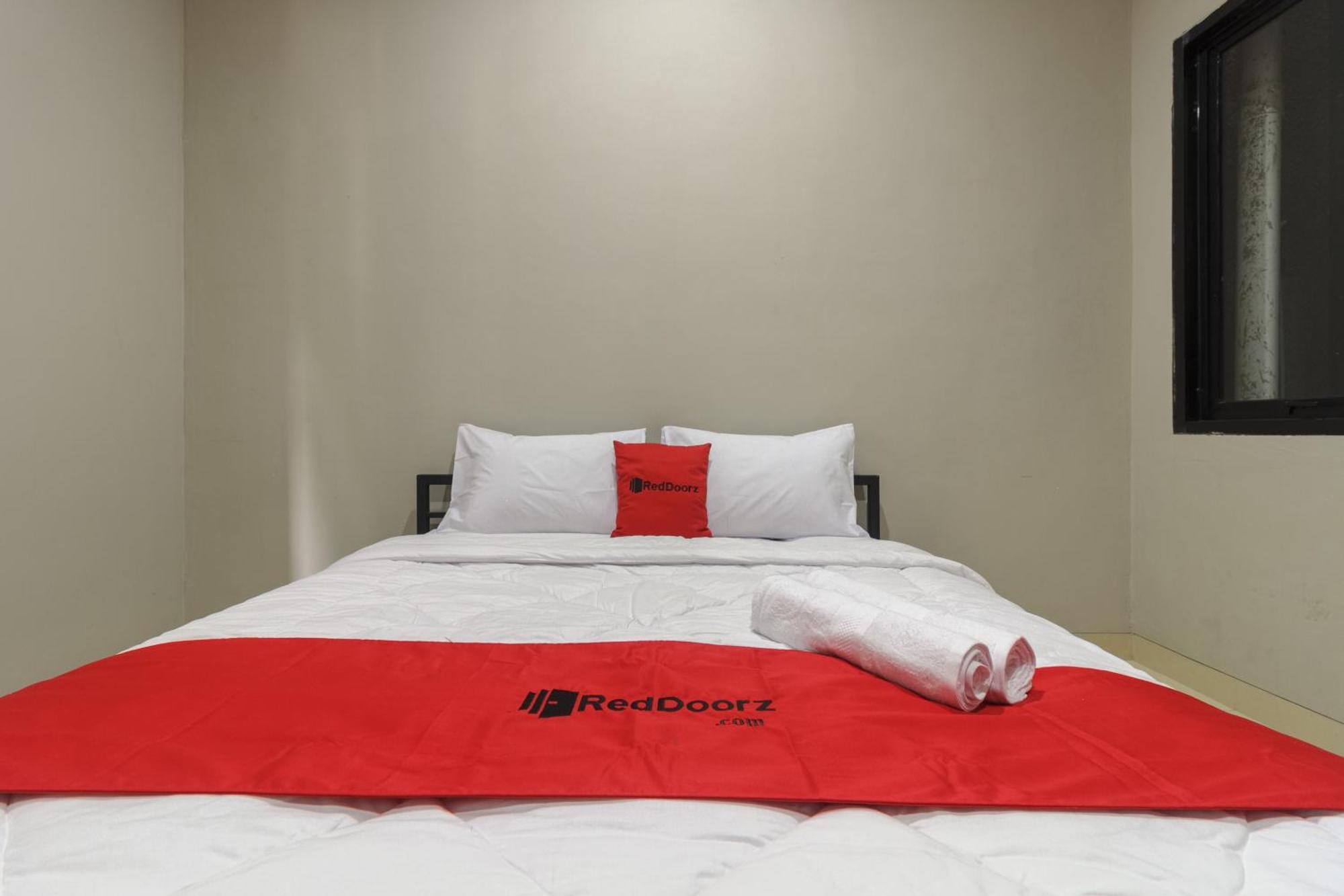 ג'קרטה Reddoorz Near Puri Indah Mall מראה חיצוני תמונה