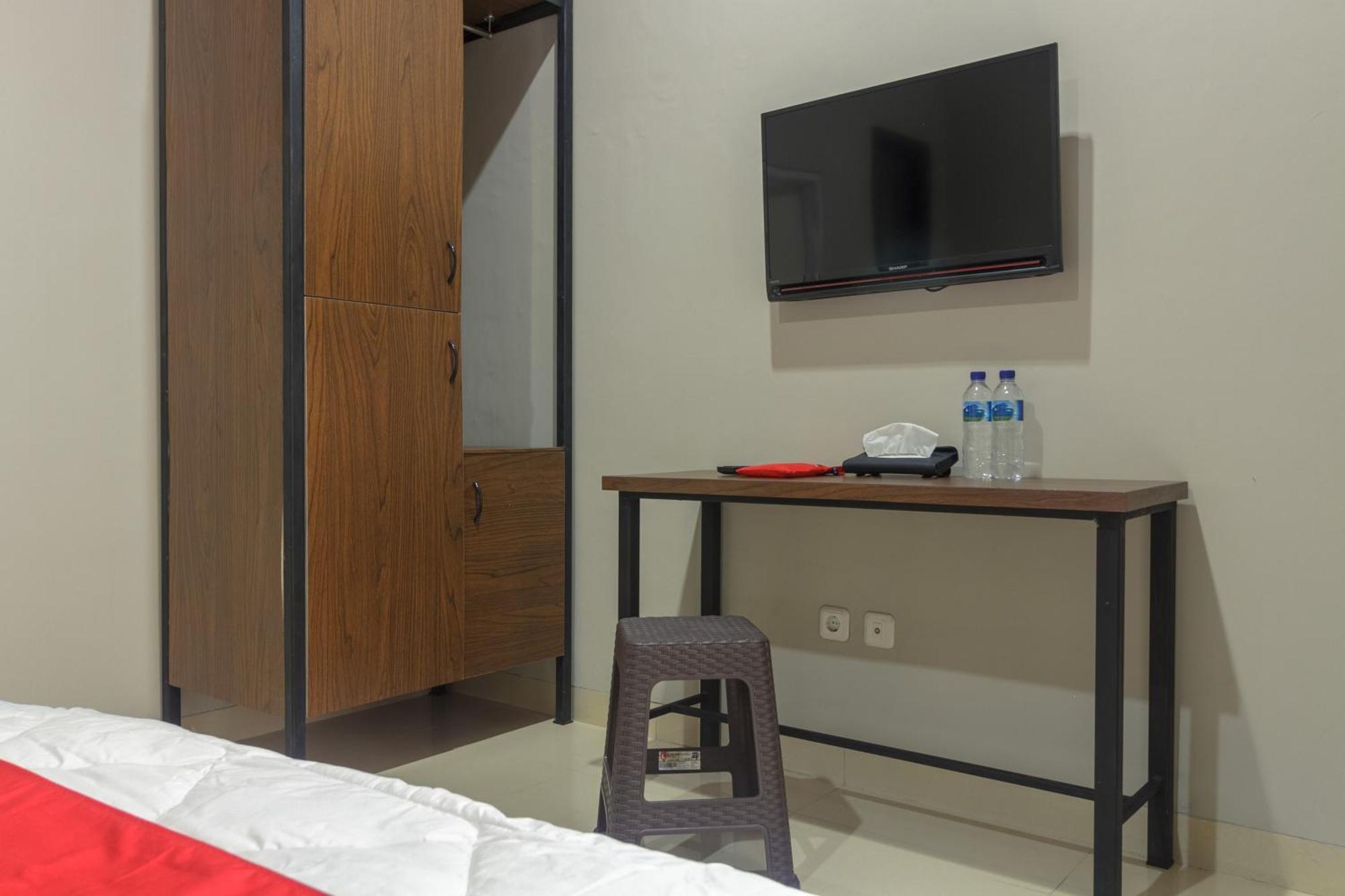 ג'קרטה Reddoorz Near Puri Indah Mall מראה חיצוני תמונה