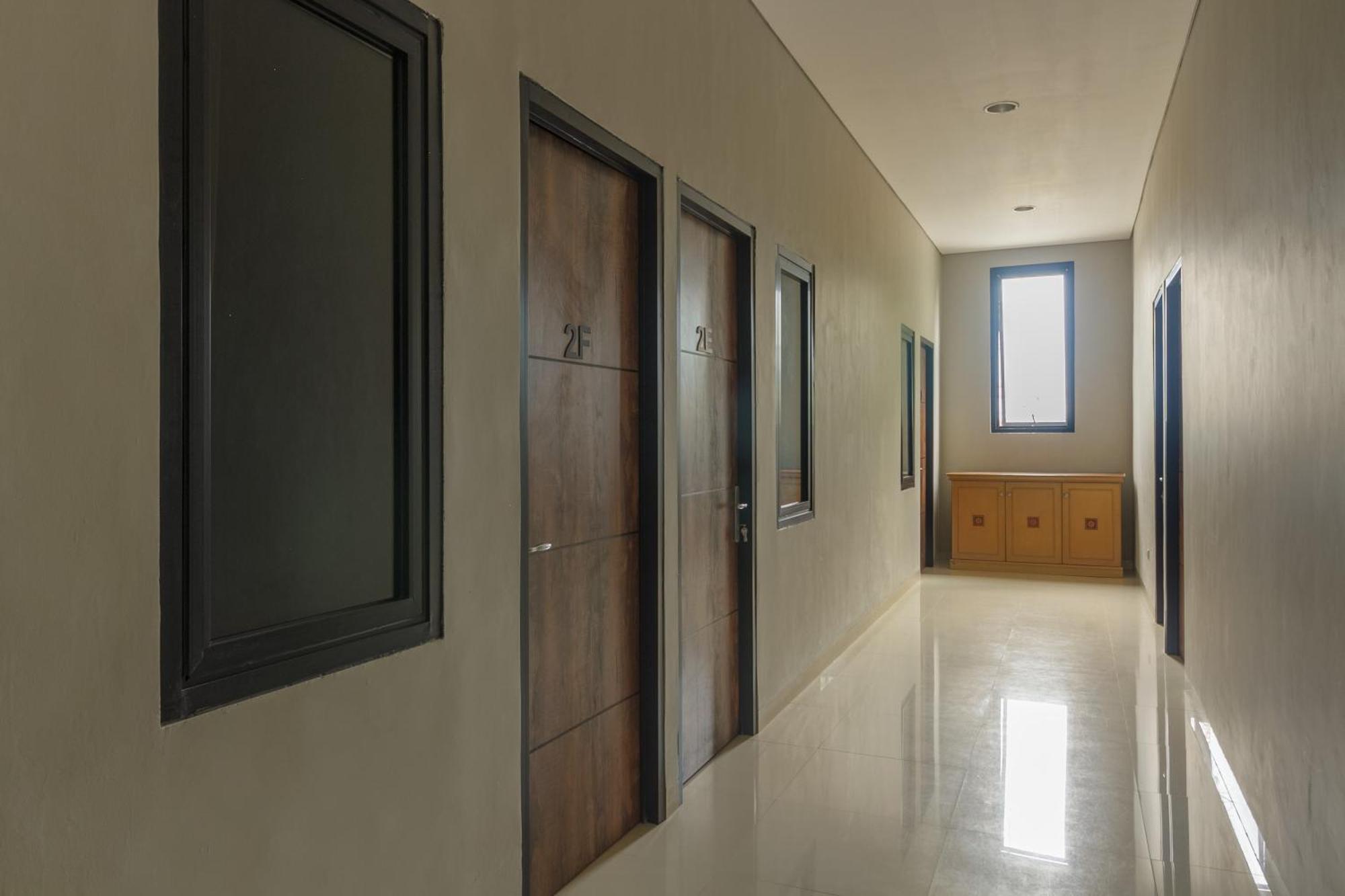 ג'קרטה Reddoorz Near Puri Indah Mall מראה חיצוני תמונה