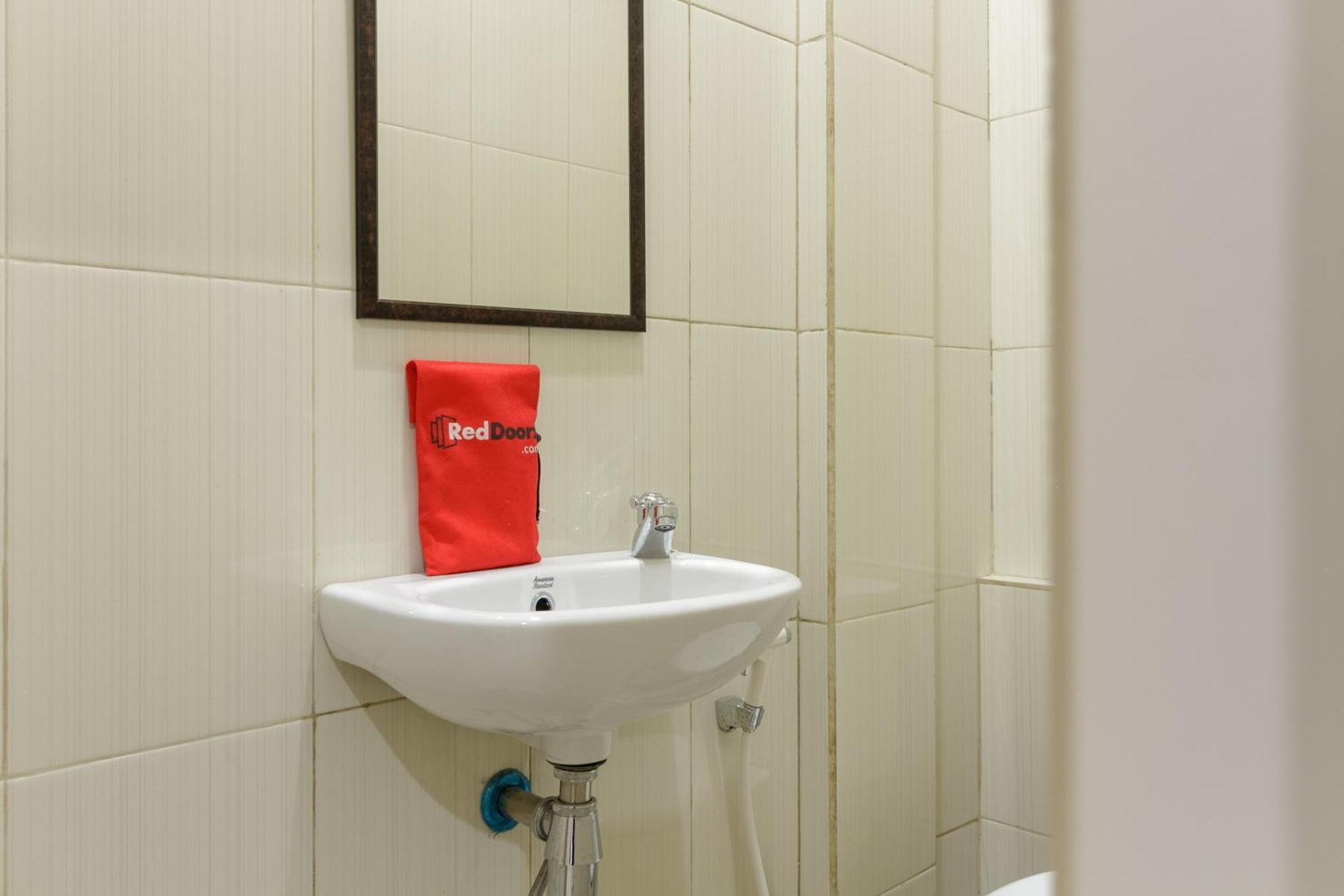 ג'קרטה Reddoorz Near Puri Indah Mall מראה חיצוני תמונה