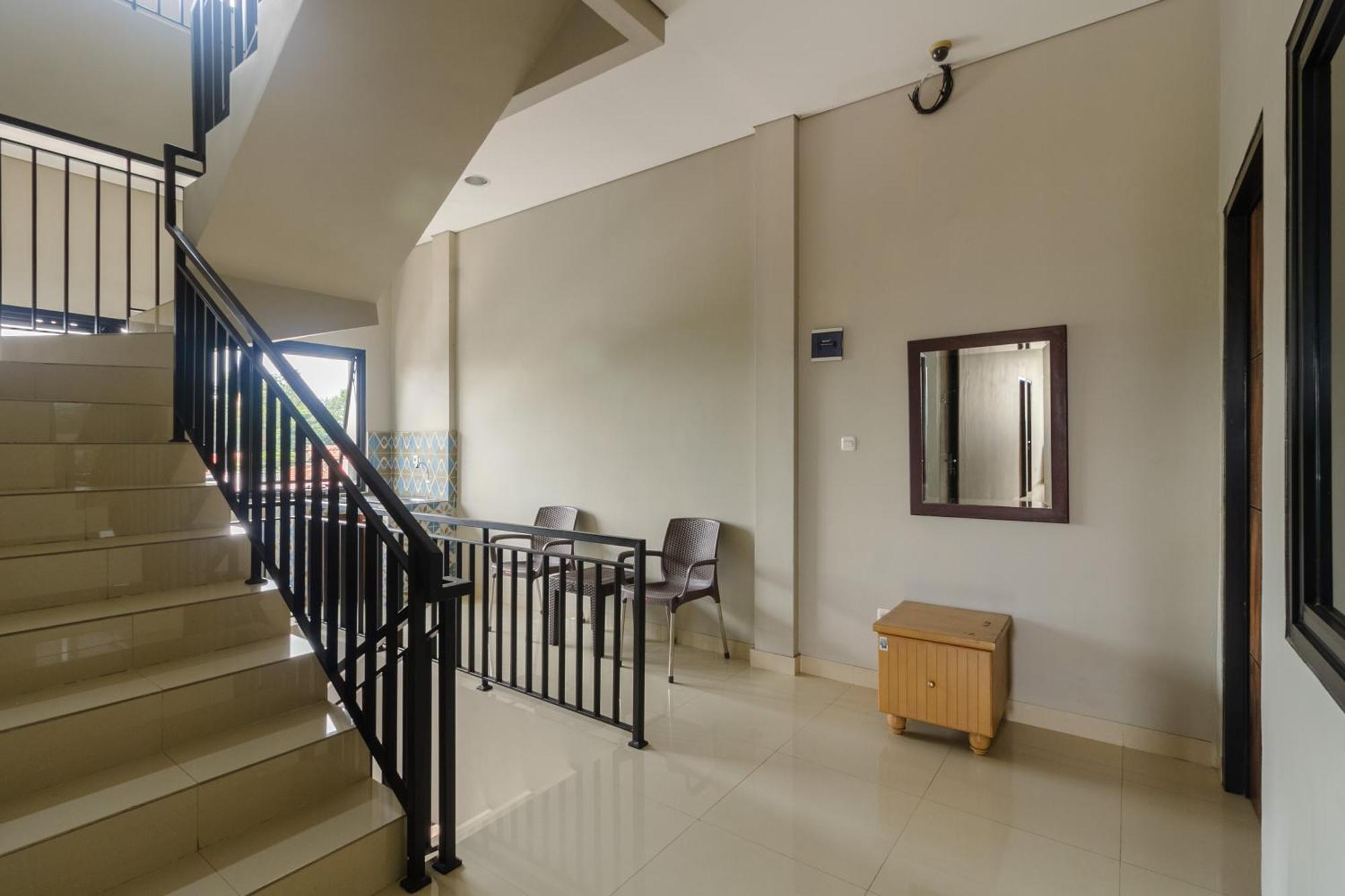 ג'קרטה Reddoorz Near Puri Indah Mall מראה חיצוני תמונה