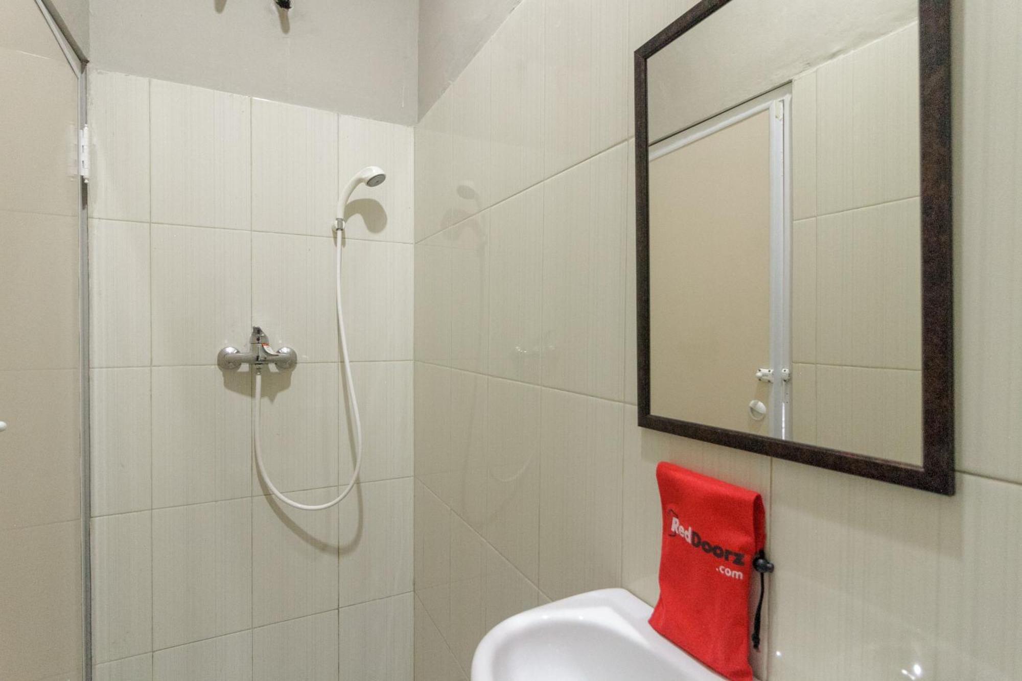 ג'קרטה Reddoorz Near Puri Indah Mall מראה חיצוני תמונה