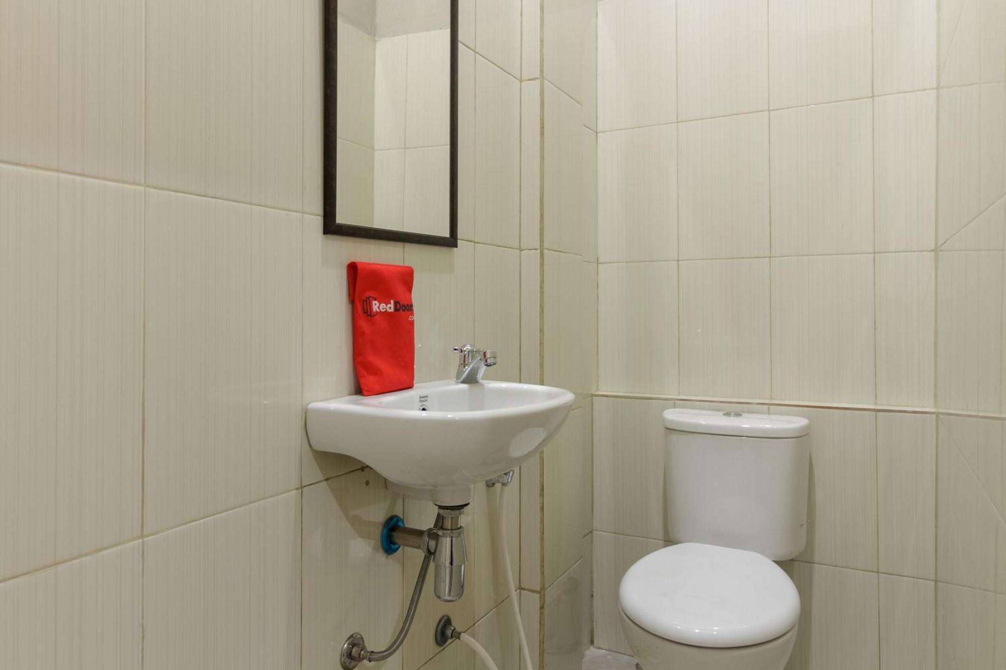 ג'קרטה Reddoorz Near Puri Indah Mall מראה חיצוני תמונה