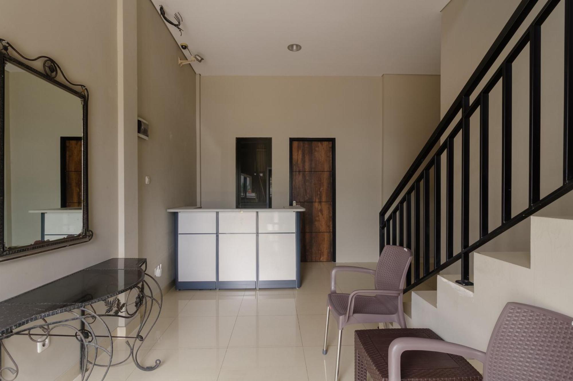 ג'קרטה Reddoorz Near Puri Indah Mall מראה חיצוני תמונה