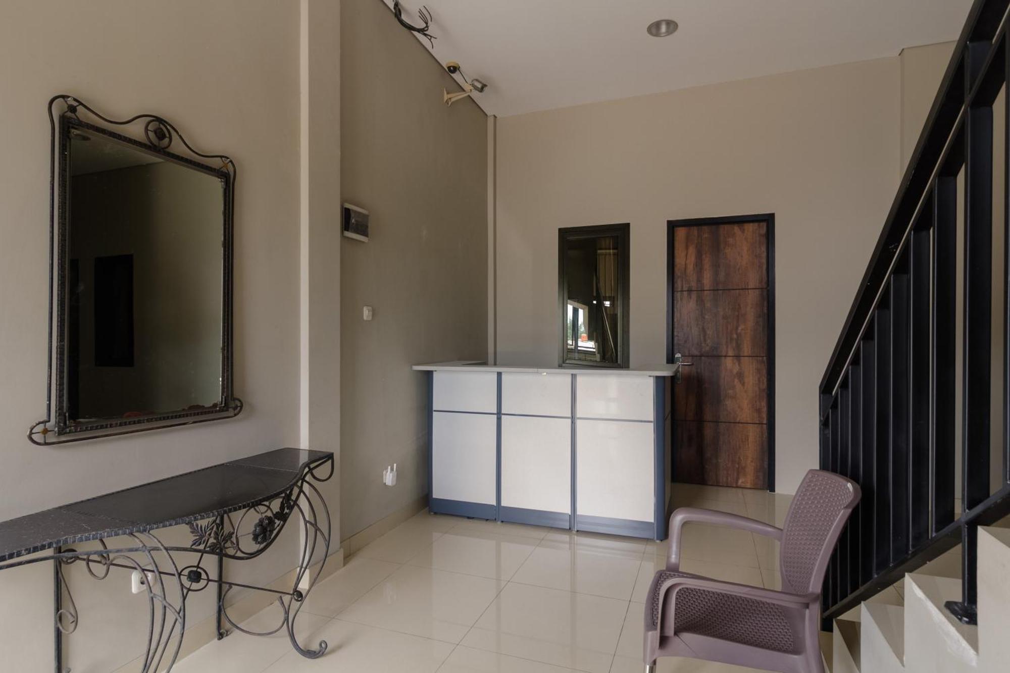 ג'קרטה Reddoorz Near Puri Indah Mall מראה חיצוני תמונה