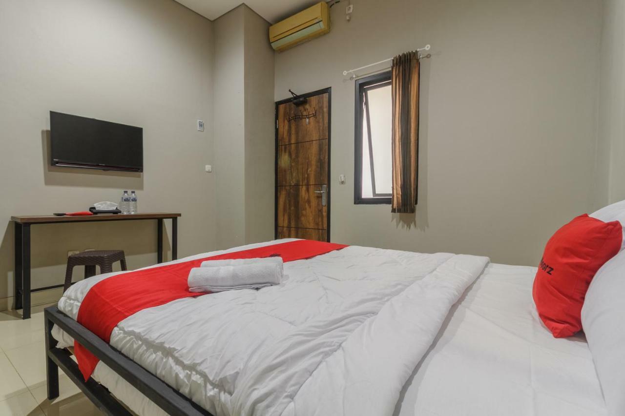 ג'קרטה Reddoorz Near Puri Indah Mall מראה חיצוני תמונה