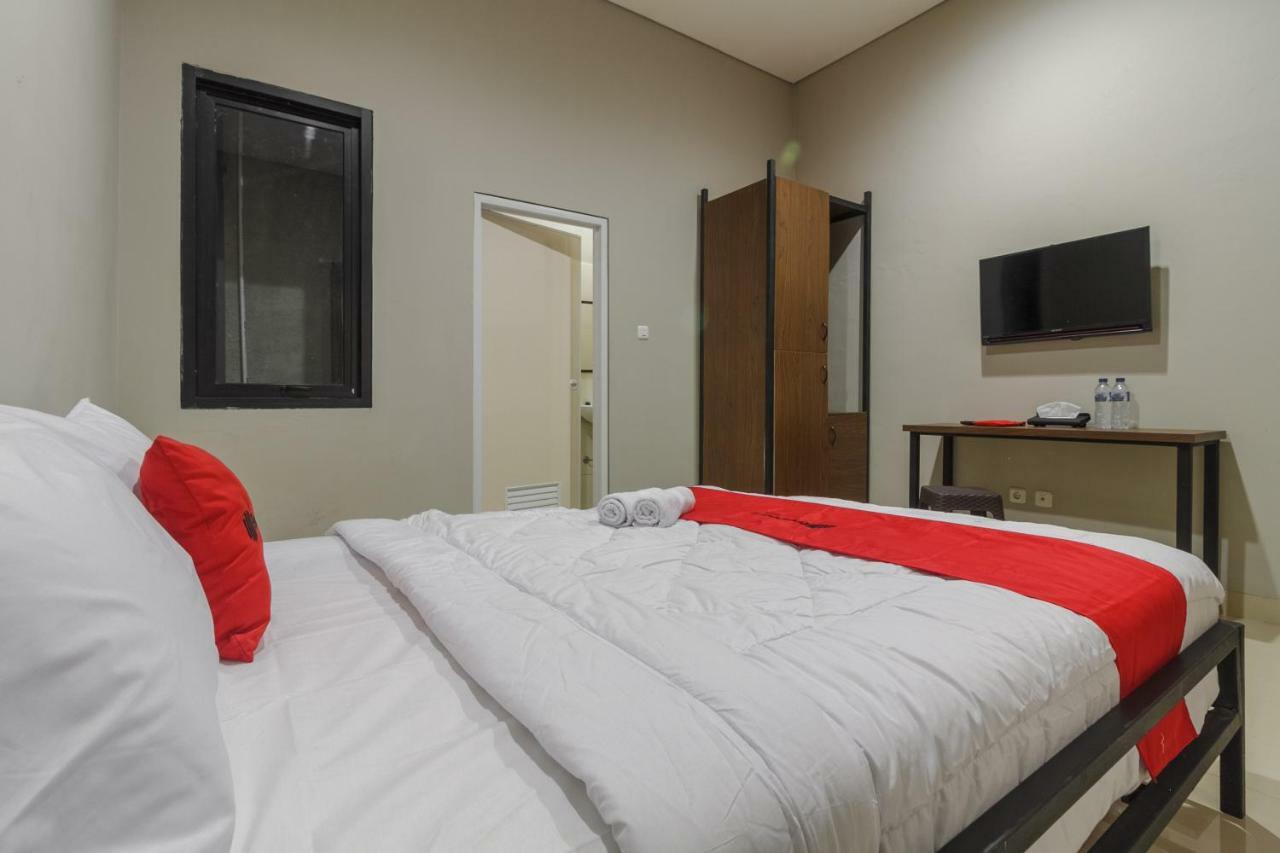 ג'קרטה Reddoorz Near Puri Indah Mall מראה חיצוני תמונה